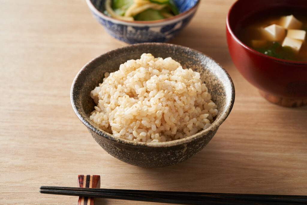 食卓に並ぶ玄米のイメージ